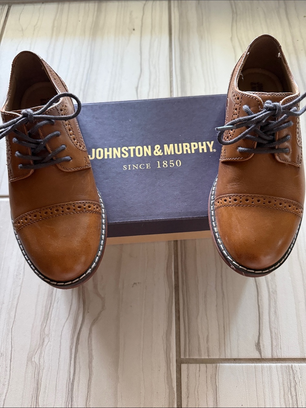 Johnston & Murphy boys Brown Leather Wingtip Derby Shoes wore once to be in wed